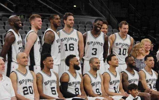 越媒：越南归化30岁原巴西籍中卫古斯塔沃，他将改名为杜飞龙（越南媒体：30岁前巴西籍中卫古斯塔沃入籍越南，更名杜飞龙）