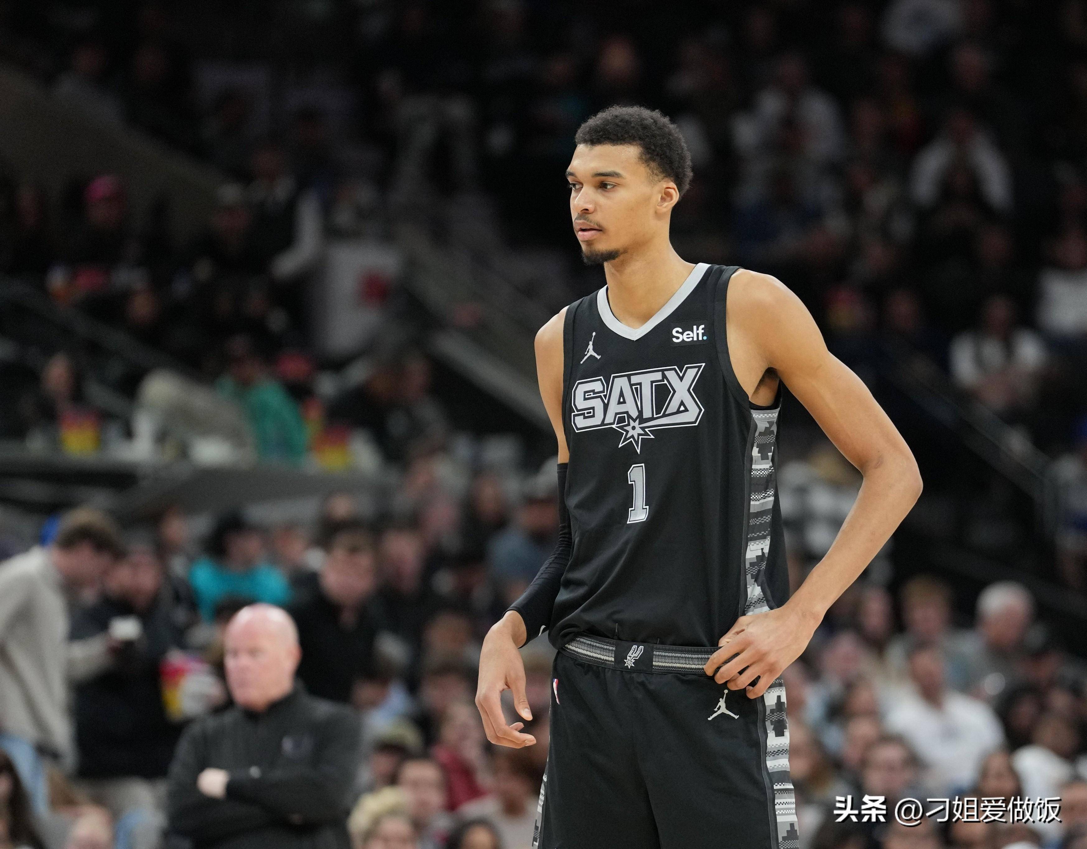 养伤期间看看球，阿什拉夫现场观看埃尔切vs皇马（阿什拉夫养伤期现身看台，观战埃尔切对皇马）