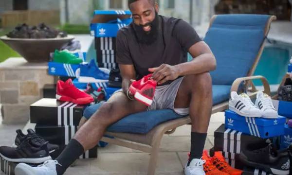 里夫斯状态不佳，半场得到8分，投篮命中率仅为20%（里夫斯手感低迷：半场仅8分，投篮命中率20%）