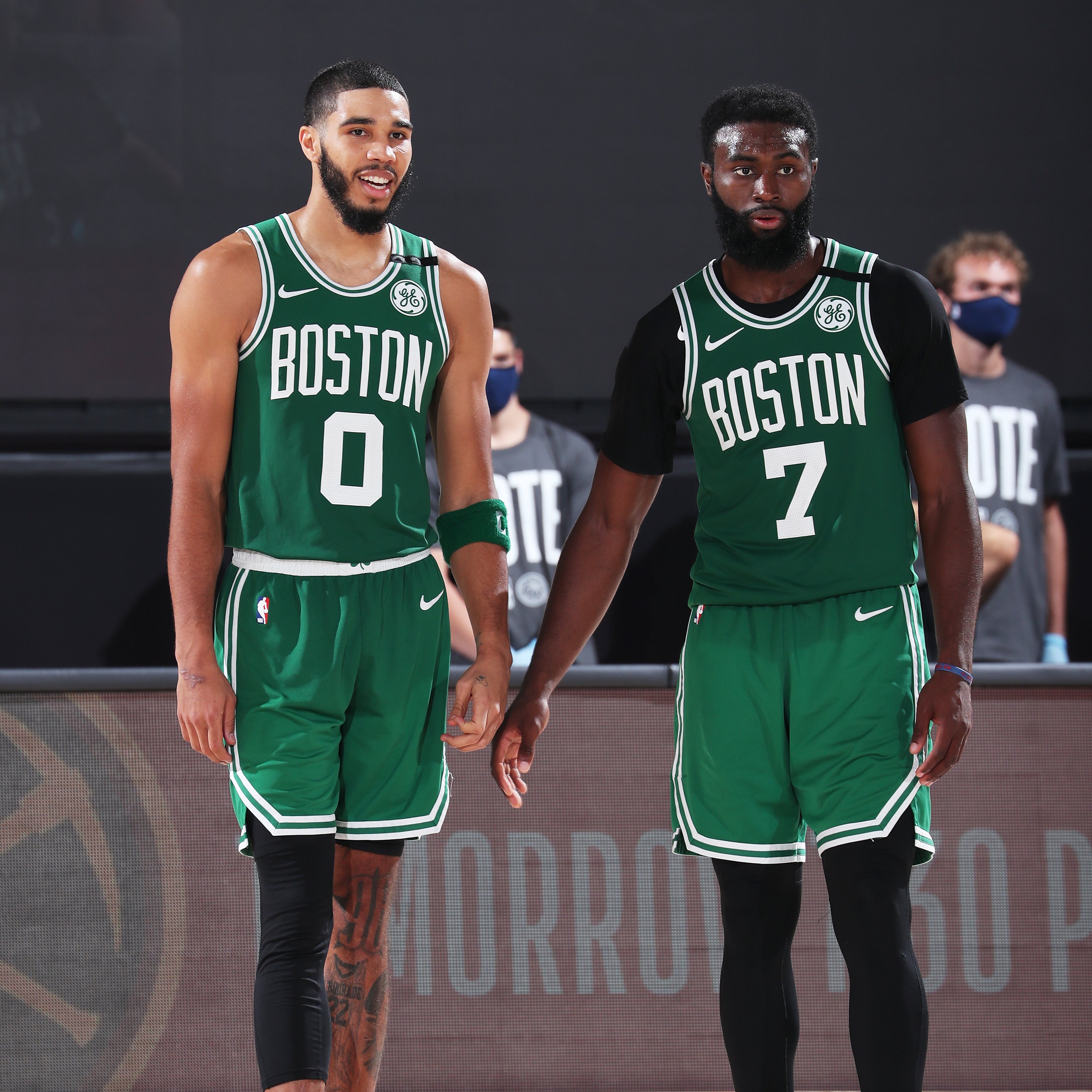 哈登狂砍55分封神！成NBA首位双队史得分王，36岁飙10记三分创多项纪录（哈登36岁轰55分飙10记三分，成NBA首位双队史得分王并刷新多项纪录）