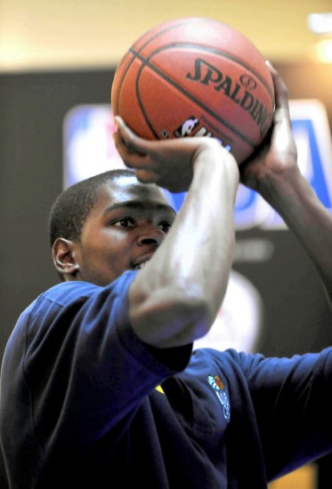 塞维总监：塞维主席小德尔尼多一天在俱乐部工作16小时（塞维总监：主席小德尔尼多每天在俱乐部工作16小时）