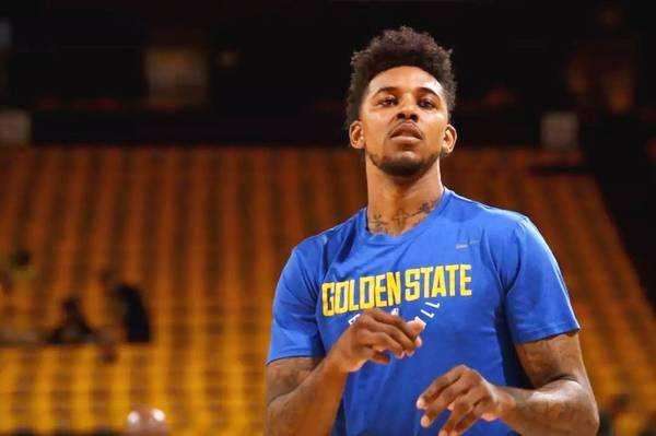 格纳布里：获得巨额收入后曾沉迷奢侈消费，母亲劝我脚踏实地（格纳布里坦言：高薪到手一度沉迷奢侈，母亲劝我务实）