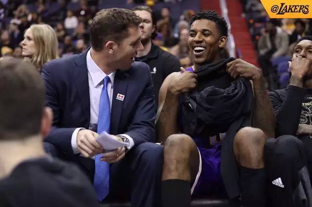 扎鸟给年轻球员建议：和真心对自己好的人在一起，信任这些人（扎鸟告诫年轻球员：与真诚善待你的人同行，并信任他们）