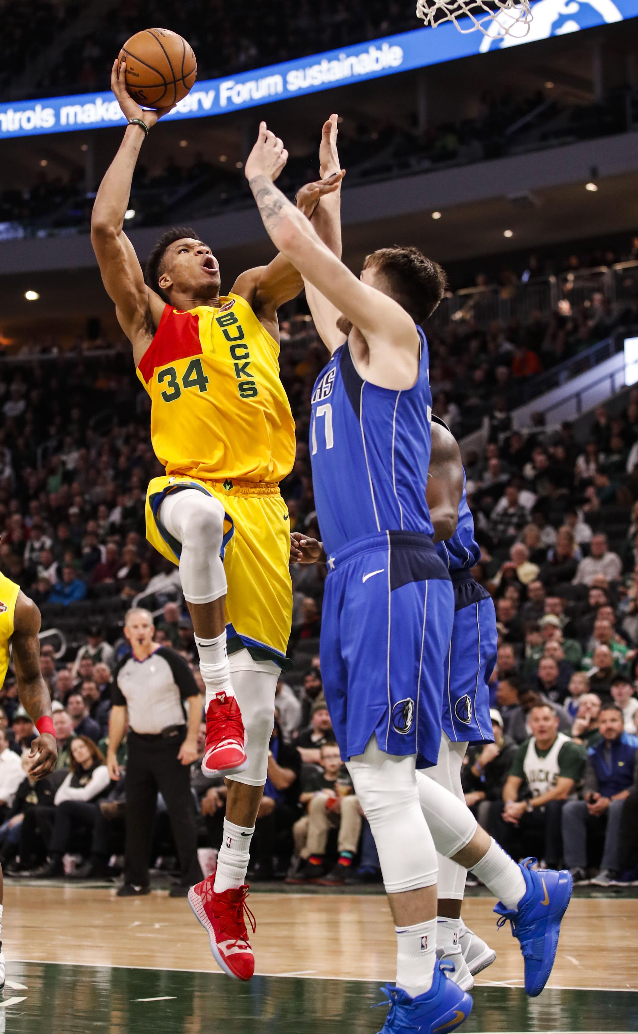 掘金主场有几位小球迷举牌支持威少：拉塞尔拿MVP（掘金主场小球迷举牌力挺威少：齐喊拉塞尔是MVP）