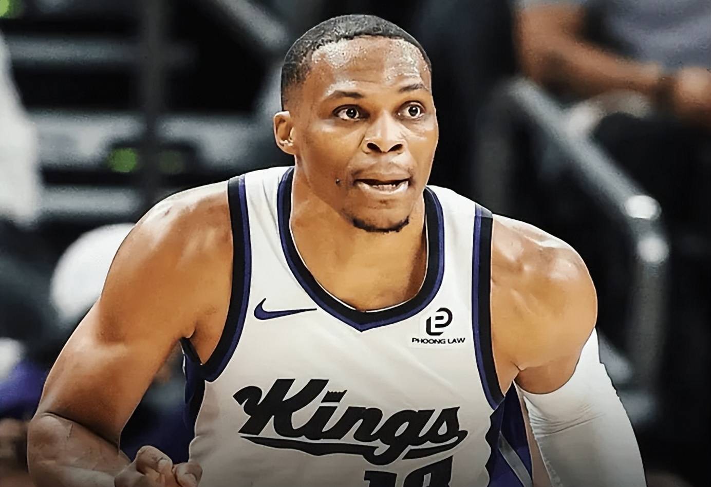 安娜-德-阿玛斯现身F1阿布扎比站挥旗（安娜·德·阿玛斯亮相F1阿布扎比大奖赛挥动方格旗）